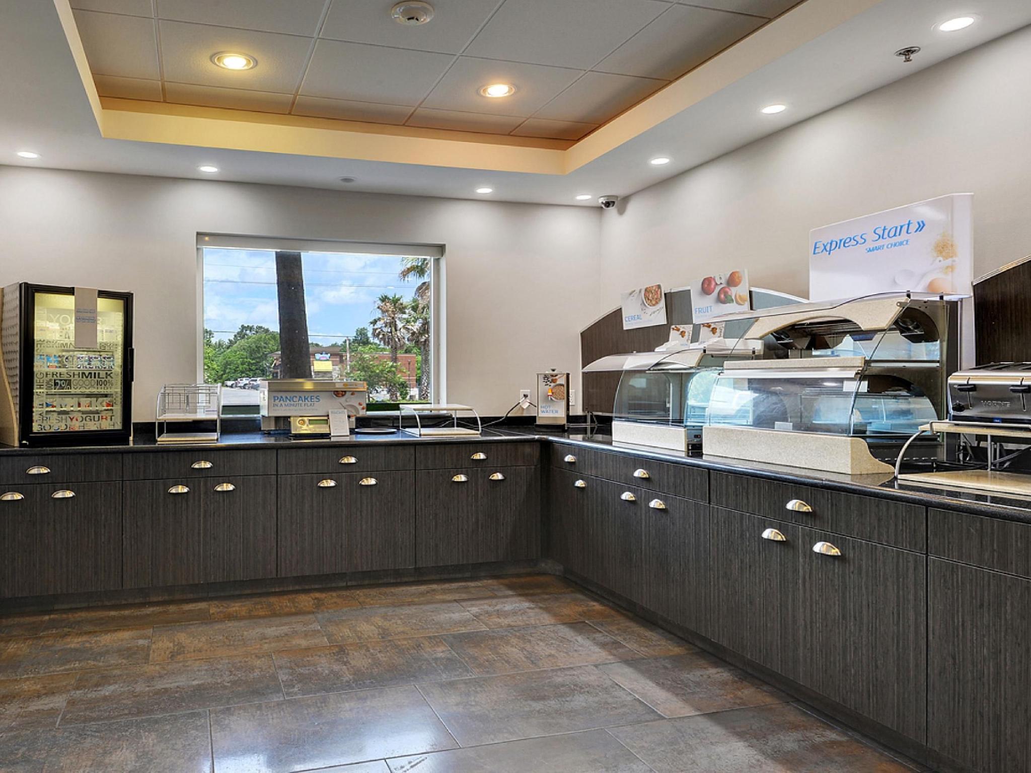 Holiday Inn Express & Suites Gonzales By Ihg Exterior photo